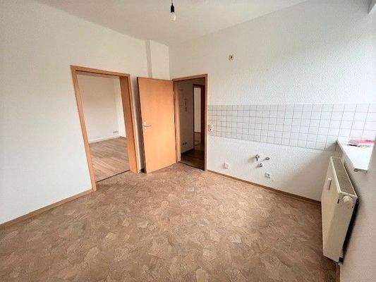 Küche mit Zugang zum Wohnzimmer