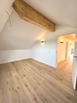 Zimmer OG_Blick in den Flur (2)