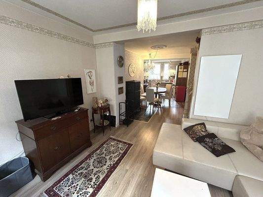 Wohnzimmer mit Blick über den Essbereich zur Küche