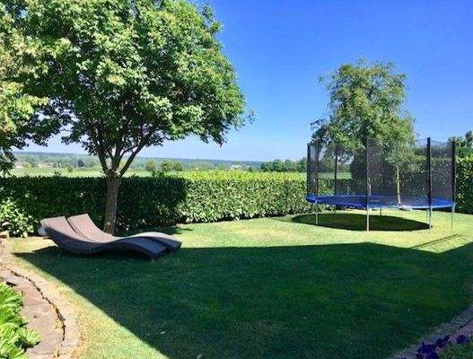 Garten mit Platz für Kinder und Eltern