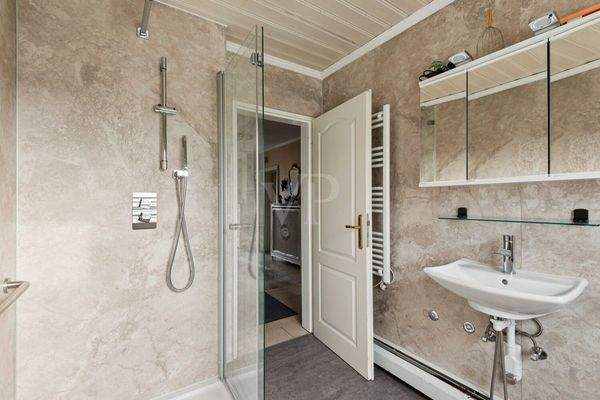 modernisiertes Badezimmer