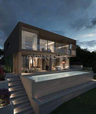 Elegant Detached House with Pool and Garden in Barcelona