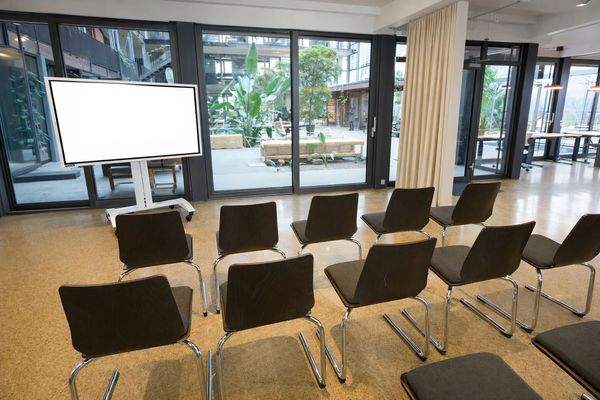 Kreativer Austausch: Moderne Konferenzräume mit Tageslicht.