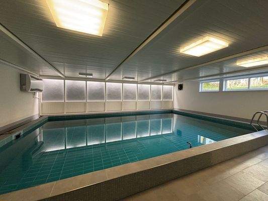 Saniertes Schwimmbad mit Tageslicht