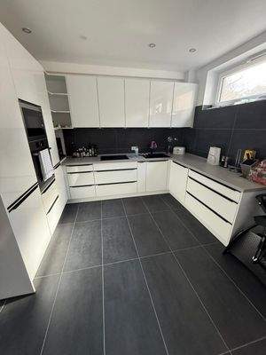 Küche mit Einbauküche