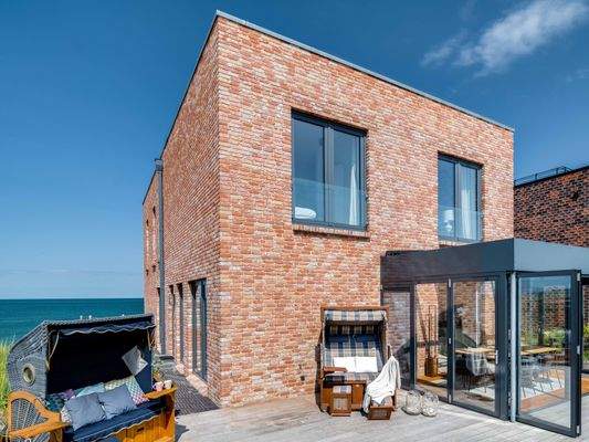 Hausansicht mit Strandkorb und Wintergarten