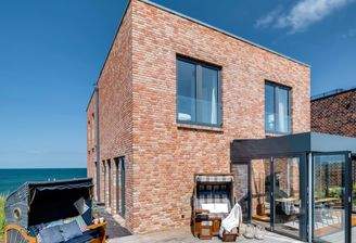 Hausansicht mit Strandkorb und Wintergarten