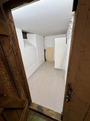 Keller mit Stromanschluss