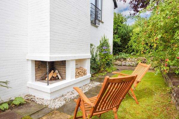 mit einem gemütlichen Kamin