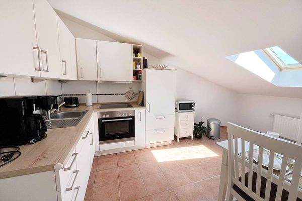 Moderne Küche mit Einbauküche