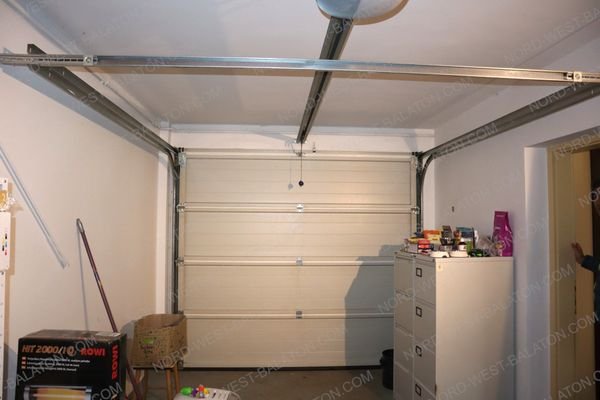 Garage mit Sektionaltor