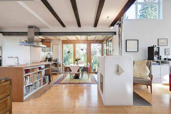  Blick in die Küche und den Essbereich