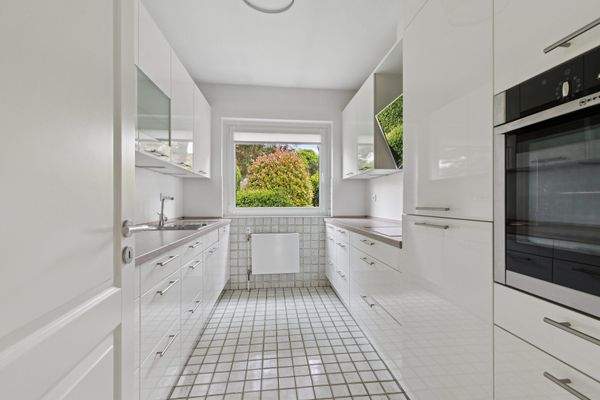 Zeitlose Einbauküche – funktional und stilvoll