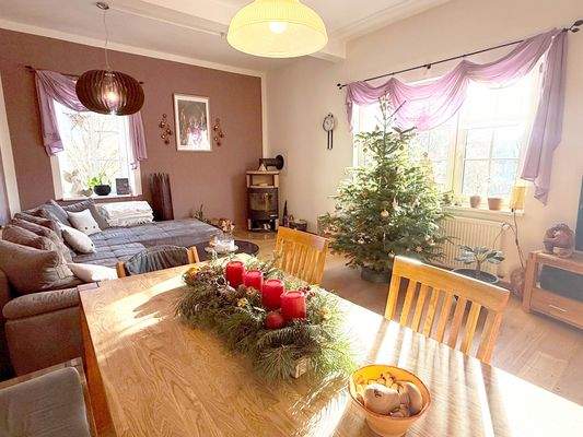 Lichtdurchflutetes Wohnzimmer im Obergeschoss