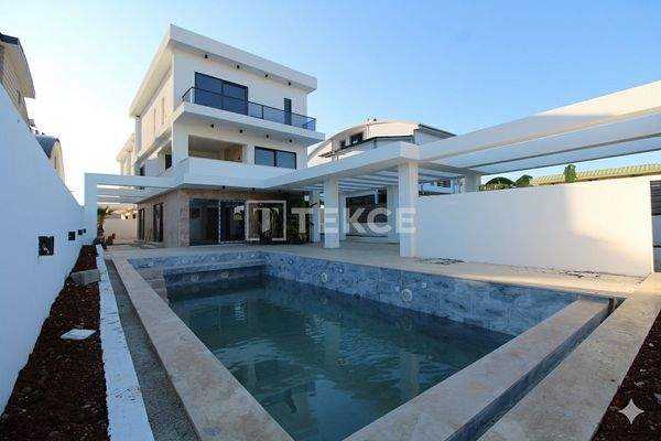 Detached House with Spacious Garden in Belek, Antalya