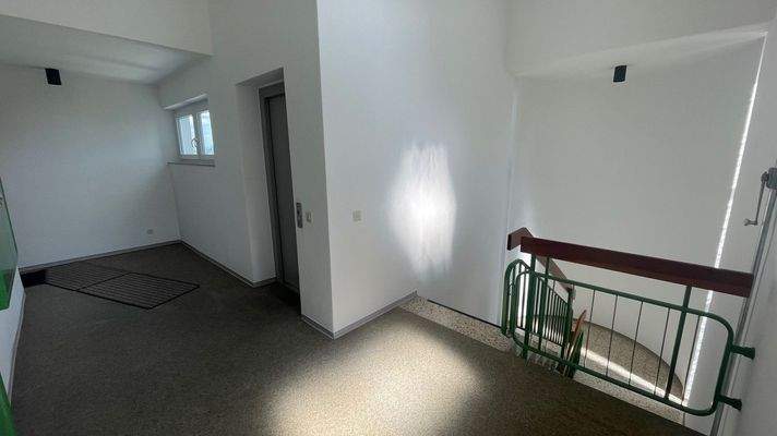 Aufzug und Treppenhaus