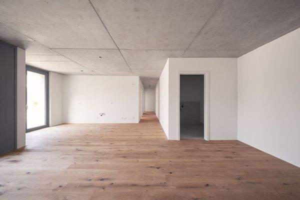 Wohnküche mit Blick zum Hauswirtschafstraum -HERDERGÄRTEN 2.0.5