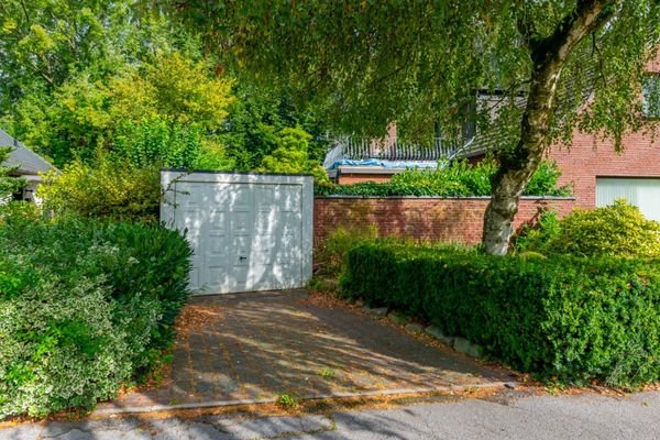 Garage mit Stellplatz