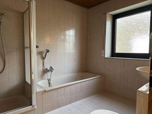 Bad mit Wanne und Dusche