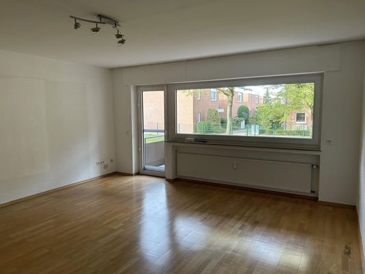 Wohnzimmer mit großem Balkon