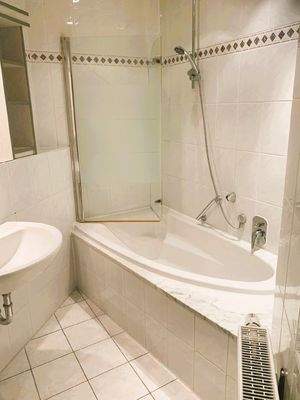 Bad mit Duschwanne.jpg