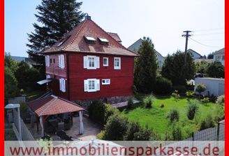 Hausansicht mit Blick auf Garten und Terrasse