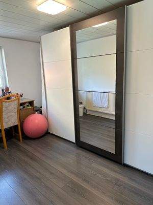 Ankleidezimmer neben Schlafzimmer.jpg