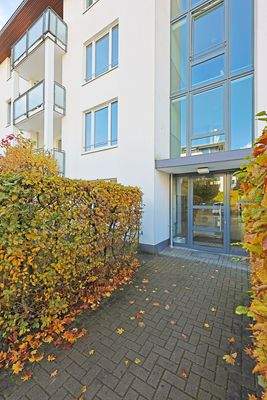 Eleganter Hauseingang mit Glas-Fassade