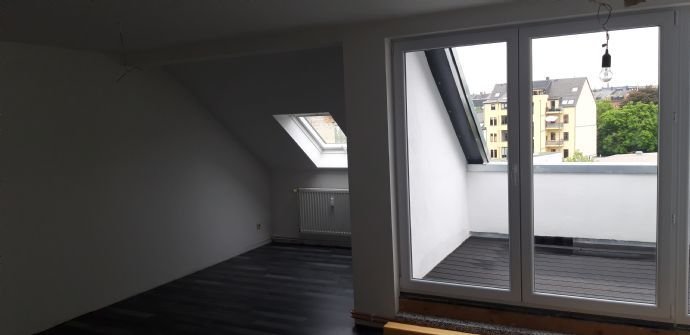 hell, großzügig geschnitten: 2-Raum-DG-Wohnung***** mit Loggia und Aufzug, Du./Wan