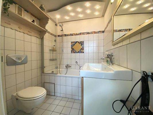 Blick ins Bad im 2.OG 