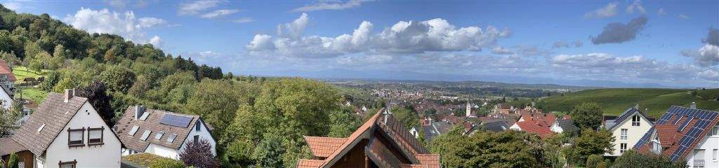 Panorama-Weitsicht auf die Rheinebene und die Voge