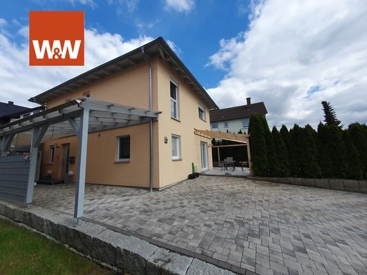 Hausansicht mit Zugang und Zufahrt zum Carport und den Freistellplätzen