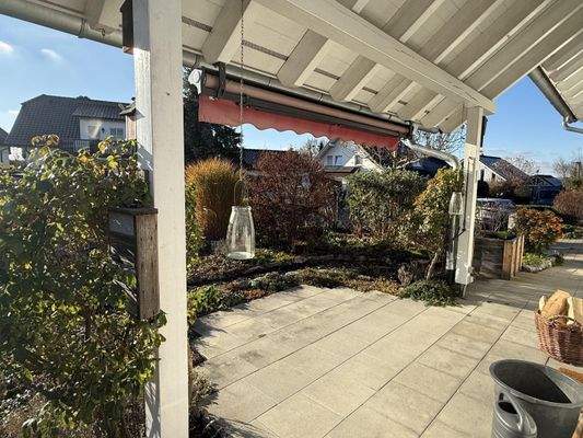Gemütliche Terrasse mit Markise