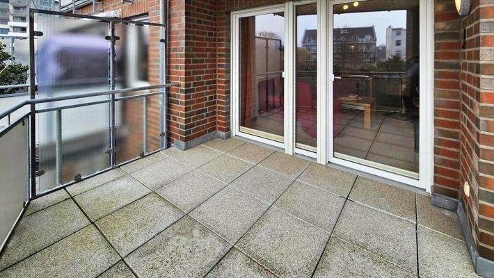 Balkon vor Wohnzimmerfenster