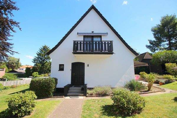 Hauseingang mit Balkon und Gartenbereich