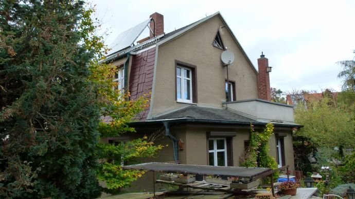 Giebelansicht mit Anbau, Terrasse und Balkon