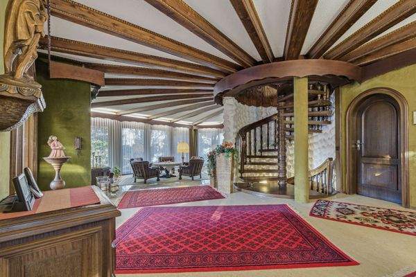 Eingangsbereich + Wendeltreppe