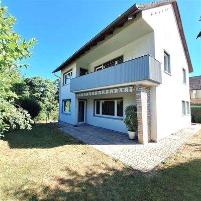 Rückansicht mit Terrasse und Garten