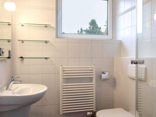 Helles Duschbad im Erdgeschoss