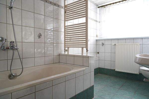 Tageslichtbad mit Wanne