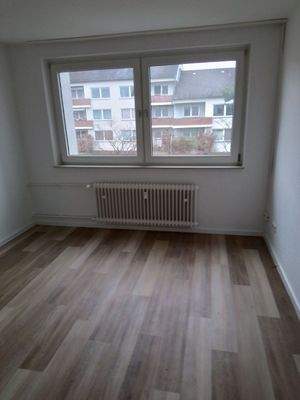 Leeres Zimmer mit Fenster