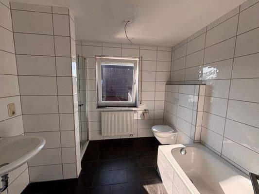 OG Badezimmer mit Wanne und Dusche