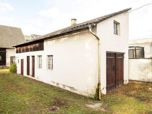 Nebengebäude mit Garage