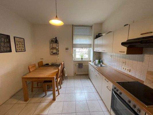 24 Küche mit EBK in der Wohnung im OG