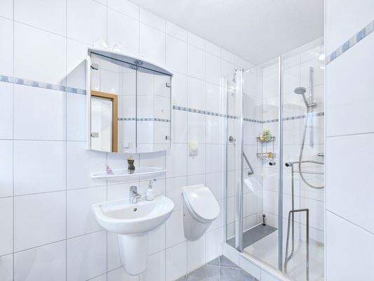 Gäste-WC mit Dusche