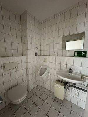 Bürobadezimmer mit Fliesen