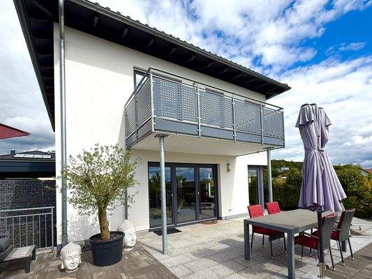 Terrasse und Balkon.