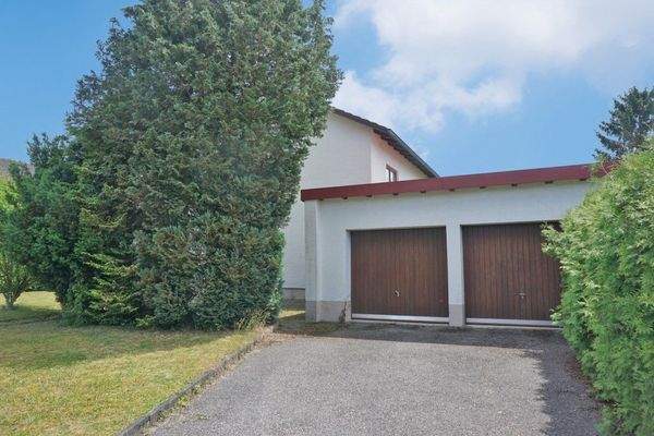 Zufahrt und Doppelgarage