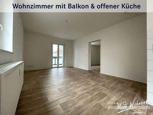 Wohnzimmer mit offener Küche und Balkon
