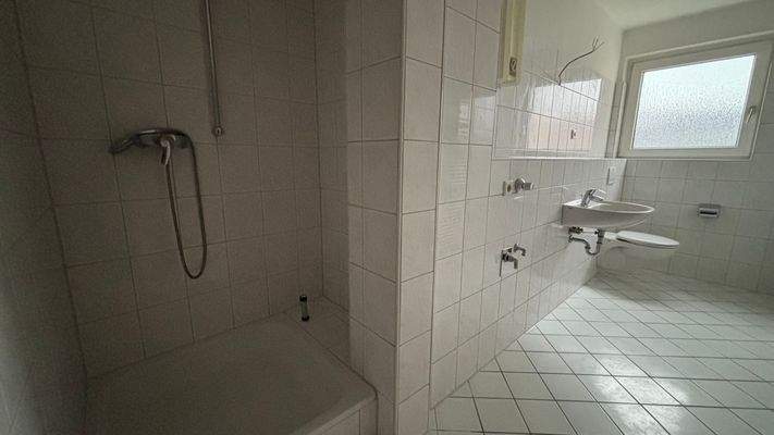 Helles Badezimmer mit Dusche